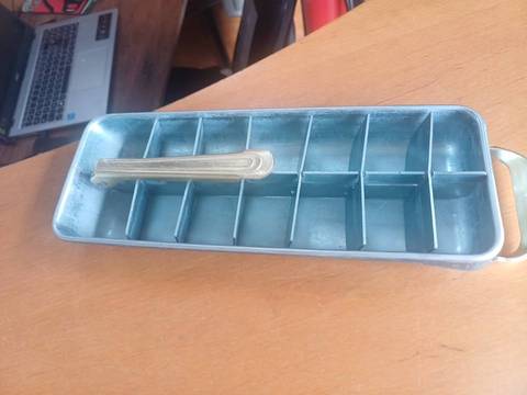 authentique bac à glaçons vintage de la marque Frigidaire en aluminium anodisé bleu glacier, datant des années 50/60.