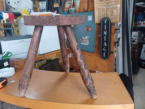 Tabouret trépied vintage en bois massif sculpté / Sellette rustique