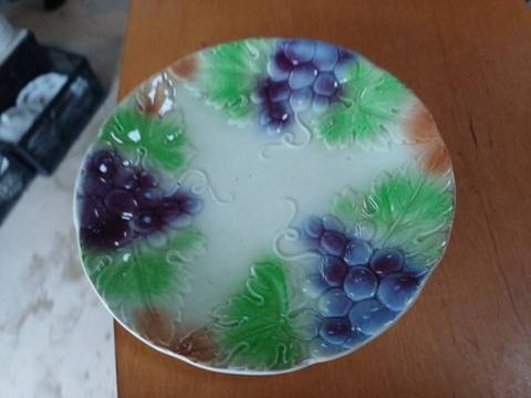 Assiette ancienne en barbotine relief décor grappes de raisin / vigne