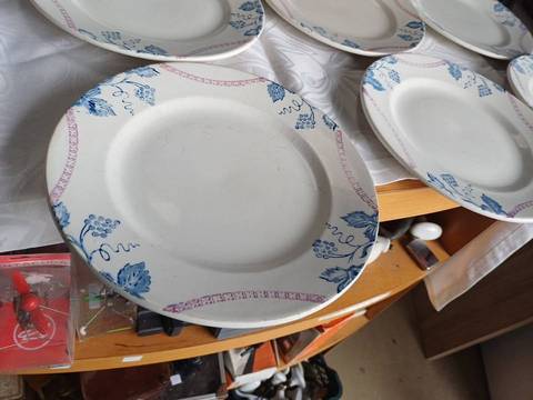 Lot de 6 assiettes plates anciennes en faïence — Décor bleu & rose (Ø 22 cm) – photo 3