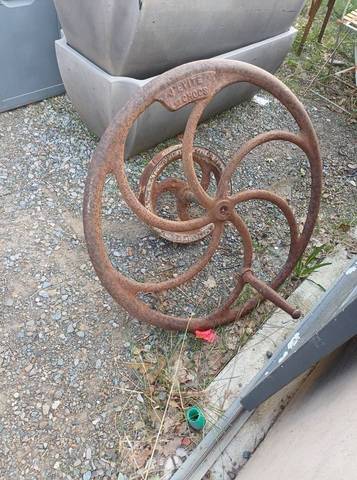 Grand Volant d'Inertie Ancien en Fonte "J'Évite les Chocs" - Déco Industriel / Jardin
