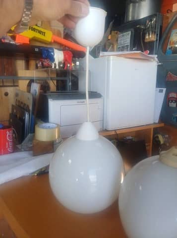 Lustre / Suspension globe verre opalin blanc vintage 70s - Ø 18 cm – photo 2