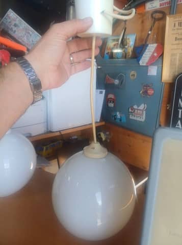 Lustre / Suspension globe verre opalin blanc vintage 70s - Ø 18 cm – photo 3