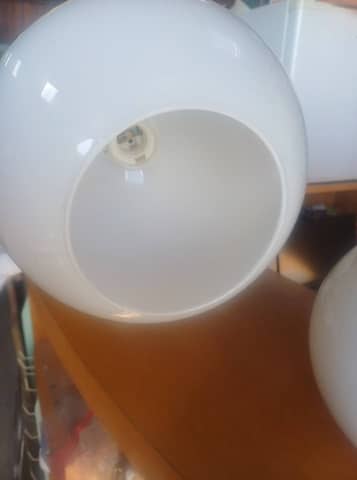 Lustre / Suspension globe verre opalin blanc vintage 70s - Ø 18 cm – photo 4