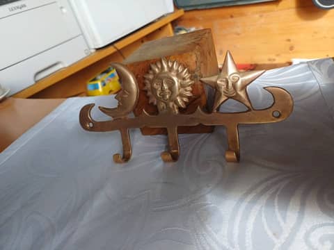 Porte-clés mural vintage en laiton massif – Motif céleste Lune Soleil Étoile – photo 2
