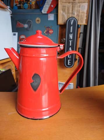 Ancienne cafetière en tôle émaillée rouge vintage / Verseuse rétro – photo 2