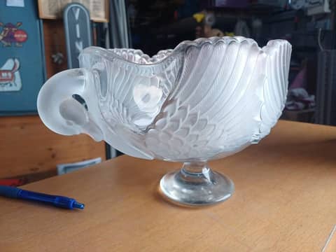 Coupe sur pied / Centre de table vintage en verre dépoli motif plumes & cygnes art deco 1930 env – photo 4