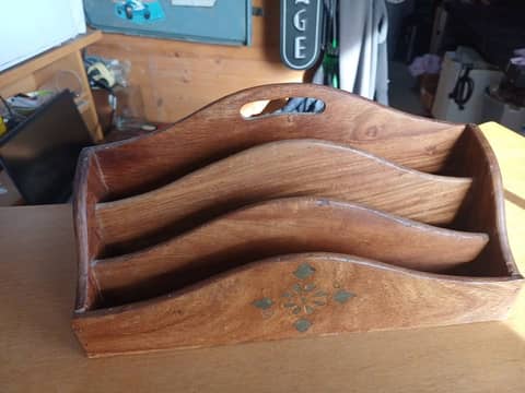 Porte-courrier / Rangement de bureau vintage en bois massif incrusté de laiton – photo 5