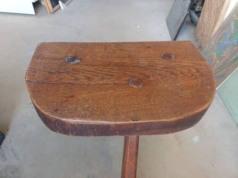 Tabouret tripode ancien en bois massif – Art populaire / Rustique – photo 8
