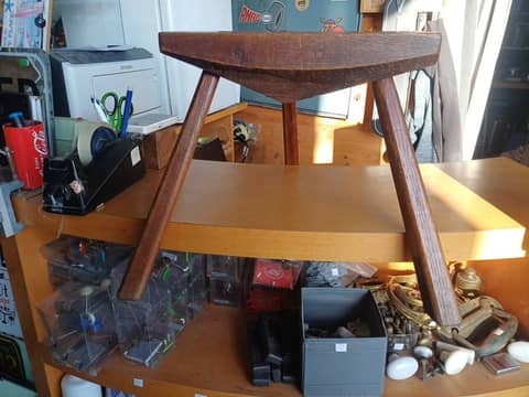 Tabouret tripode ancien en bois massif – Art populaire / Rustique – photo 5