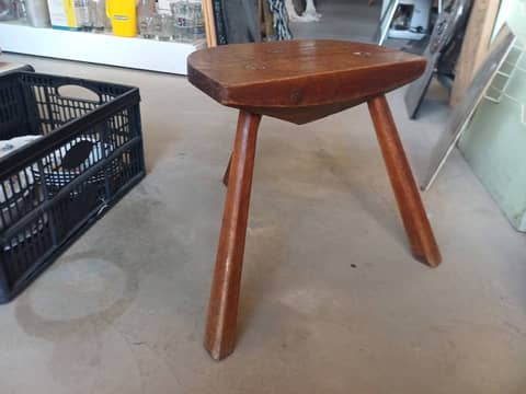 Tabouret tripode ancien en bois massif – Art populaire / Rustique – photo 3