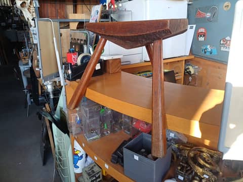 Tabouret tripode ancien en bois massif – Art populaire / Rustique – photo 4