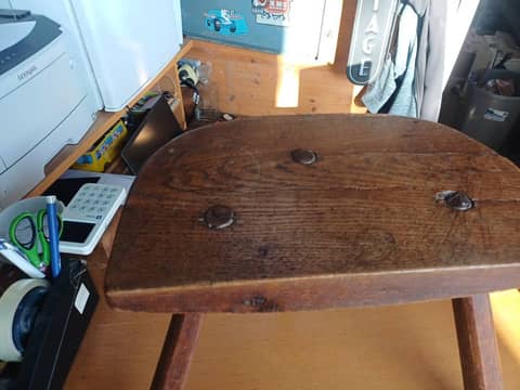 Tabouret tripode ancien en bois massif – Art populaire / Rustique – photo 6