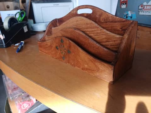 Porte-courrier / Rangement de bureau vintage en bois massif incrusté de laiton – photo 2