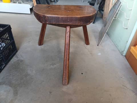 Tabouret tripode ancien en bois massif – Art populaire / Rustique – photo 2