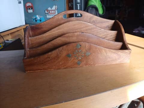 Porte-courrier / Rangement de bureau vintage en bois massif incrusté de laiton – photo 3